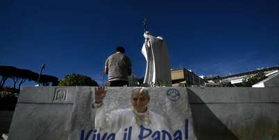 Homenagem ao papa Leão XIV diante do Hospital Agostino Gemelli, em Roma Foto: ANSA / Ansa - Brasil